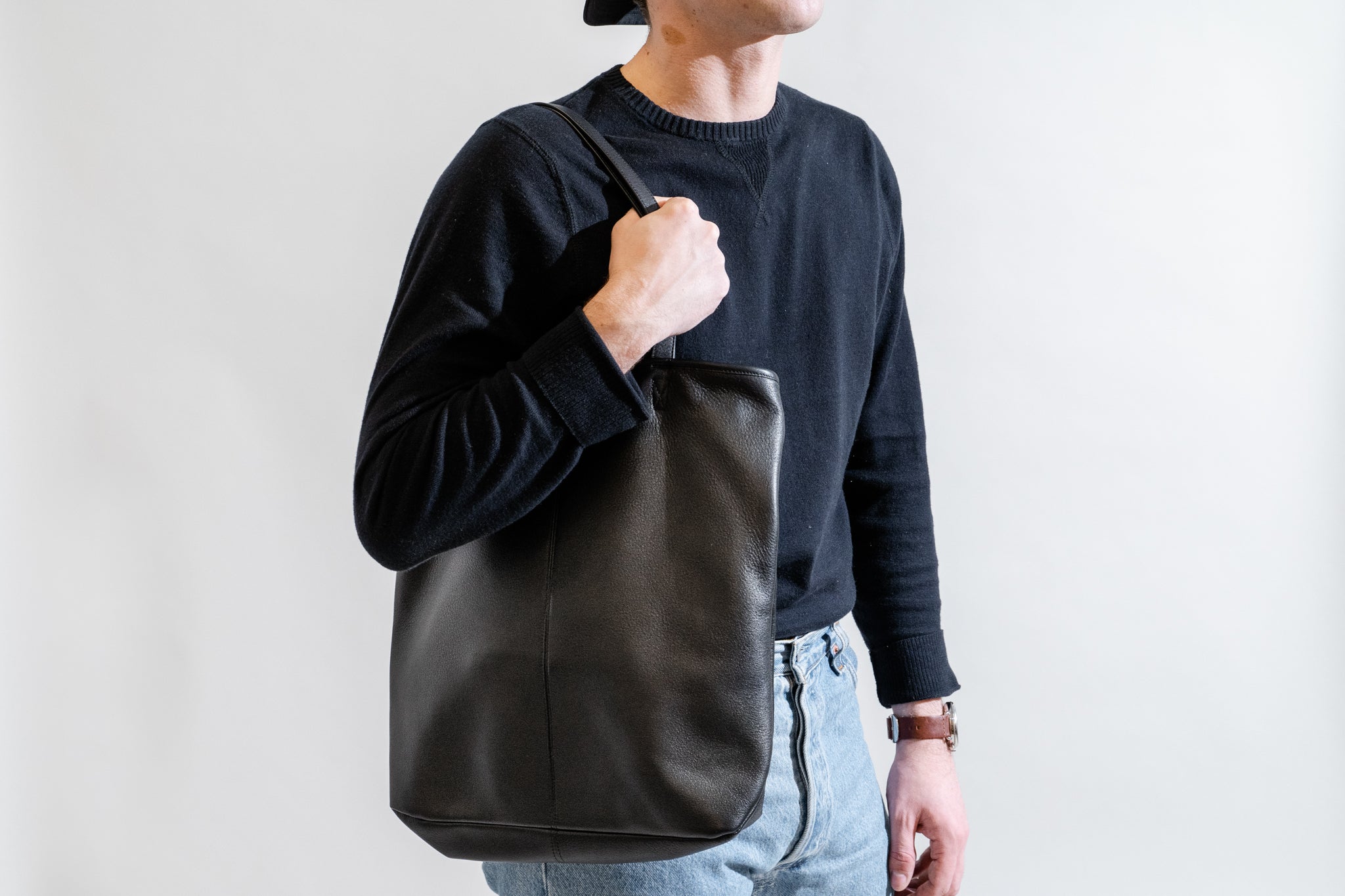 A person wearing the Leatherology tote on their shoulder