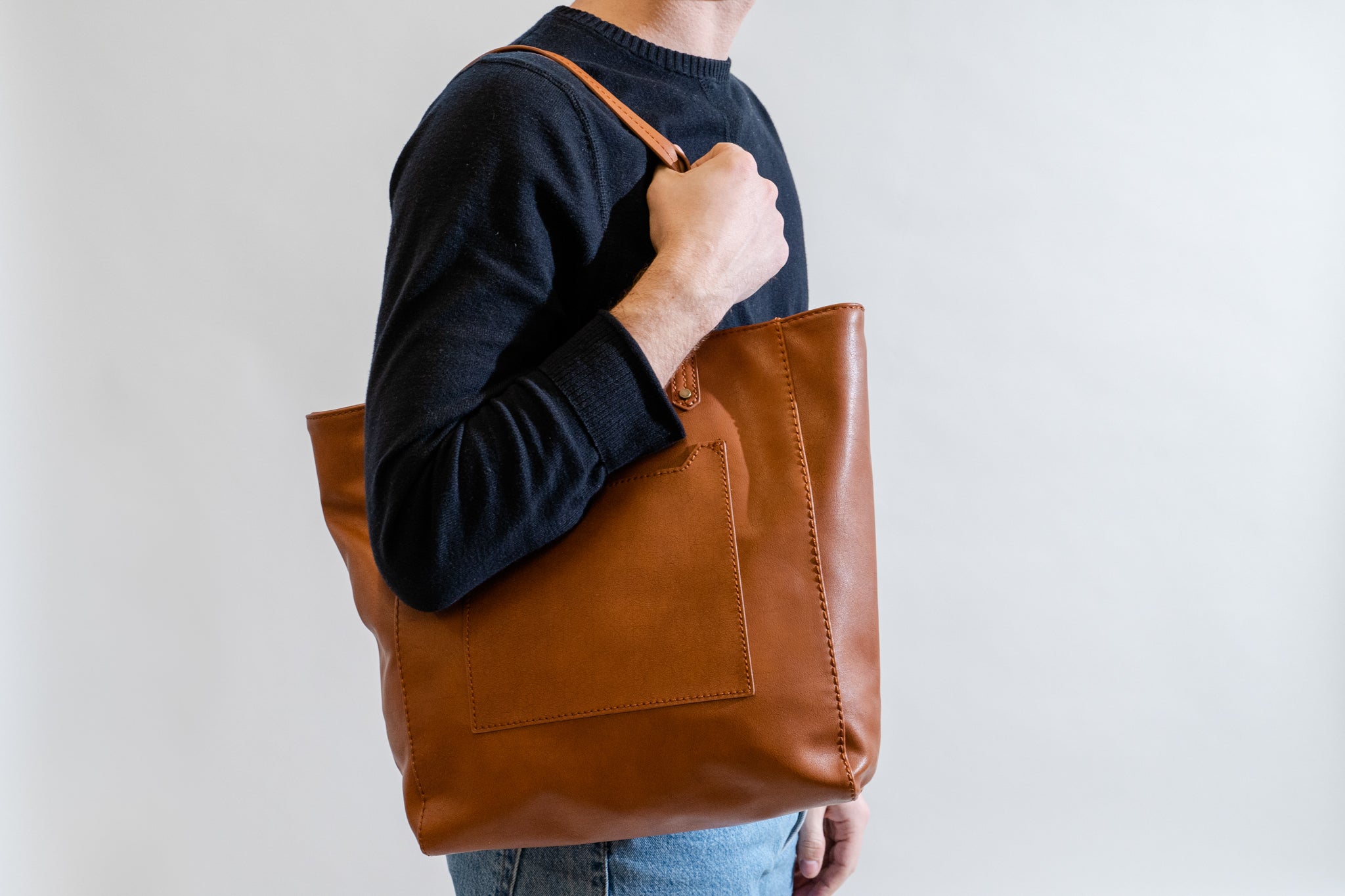 A person wearing the Universal Thread tote on their shoulder.